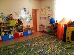 2 групповые комнаты, оборудованные для практических занятий детей-инвалидов и детей, имеющих ОВЗ